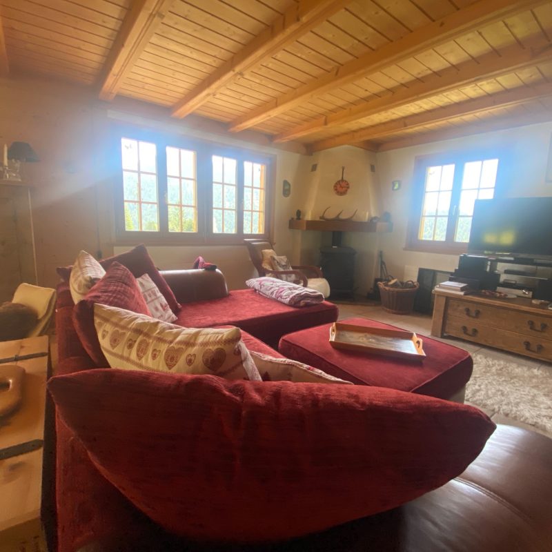 “LE MARTINET”CHALET EN MADRIER  EXCEPTIONNEL AVEC UN GARAGE MAGNIFIQUE VUE SUR LE MASSIF DES DIABLERETS TRANQUILLE A 7 MINUTES DU VILLAGE