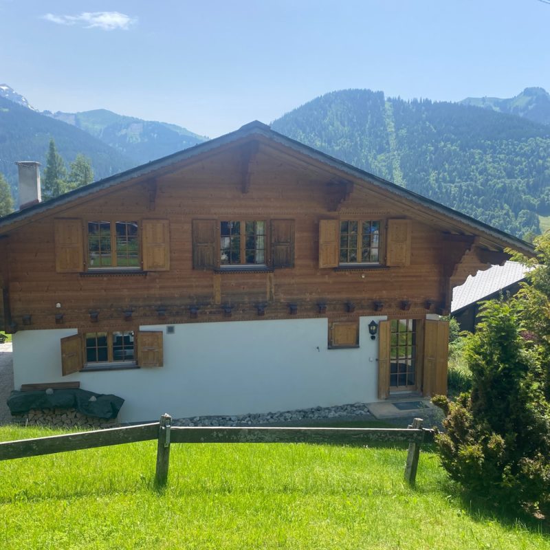 « LE MARTINET »CHALET EN MADRIER  EXCEPTIONNEL AVEC UN GARAGE MAGNIFIQUE VUE SUR LE MASSIF DES DIABLERETS TRANQUILLE A 7 MINUTES DU VILLAGE