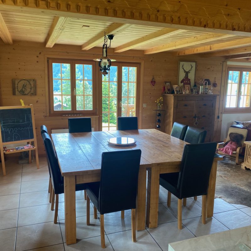 “LE MARTINET”CHALET EN MADRIER  EXCEPTIONNEL AVEC UN GARAGE MAGNIFIQUE VUE SUR LE MASSIF DES DIABLERETS TRANQUILLE A 7 MINUTES DU VILLAGE