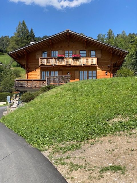 “LE MARTINET”EXCEPTIONAL LOG CABIN CHALET WITH A GARAGE STUNNING VIEW OF THE DIABLERETS MASSIF  QUIET, JUST 7 MINUTES FROM THE VILLAGE