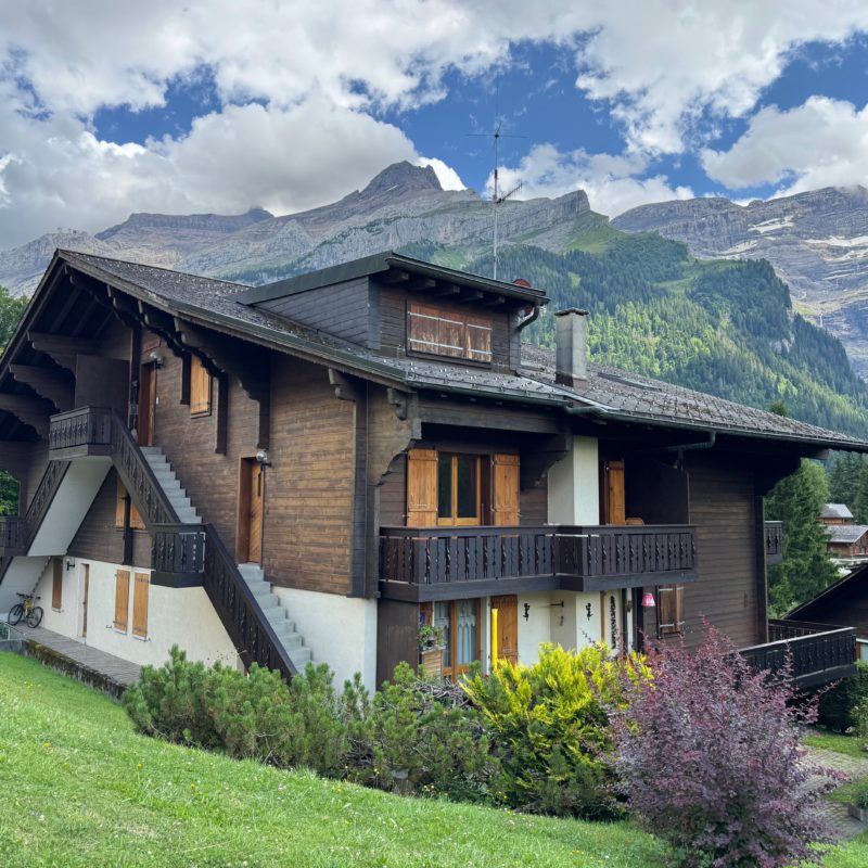 PPE LE ROCHER E JOLI PETIT APPARTEMENT TRES TRANQUILLE ET PRES DU VILLAGE  AVEC UNE PLACE DE PARC