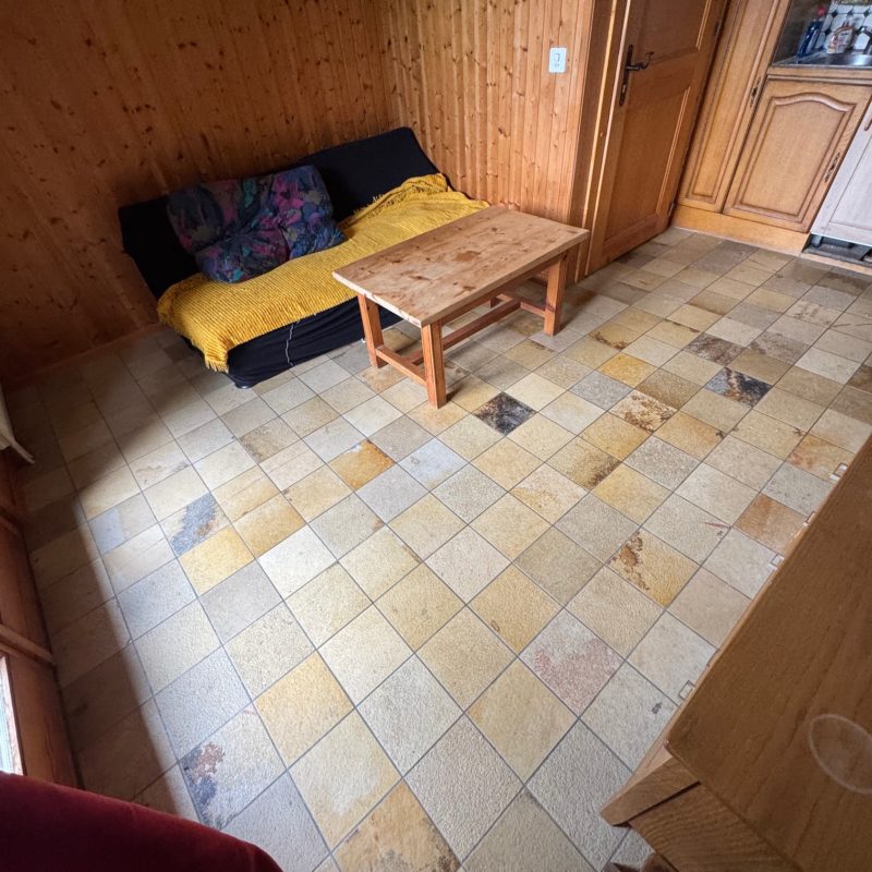 PPE LE ROCHER E JOLI PETIT APPARTEMENT TRES TRANQUILLE ET PRES DU VILLAGE  AVEC UNE PLACE DE PARC