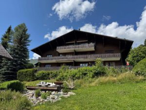 PPE LE ROCHER E JOLI PETIT APPARTEMENT TRES TRANQUILLE ET PRES DU VILLAGE  AVEC UNE PLACE DE PARC