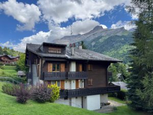 PPE LE ROCHER E JOLI PETIT APPARTEMENT TRES TRANQUILLE ET PRES DU VILLAGE  AVEC UNE PLACE DE PARC