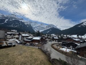PPE ERMITAGE B (31) MAGNIFIQUE APPARTEMENT MEUBLE AU CENTRE DU VILLAGE AVEC UN GARAGE ET ASCENSEUR