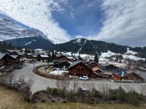 PPE ERMITAGE B (31) MAGNIFIQUE APPARTEMENT MEUBLE AU CENTRE DU VILLAGE AVEC UN GARAGE ET ASCENSEUR