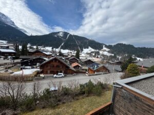 PPE ERMITAGE B (31) MAGNIFIQUE APPARTEMENT MEUBLE AU CENTRE DU VILLAGE AVEC UN GARAGE ET ASCENSEUR