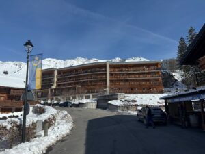 PPE ERMITAGE B (31) MAGNIFIQUE APPARTEMENT MEUBLE AU CENTRE DU VILLAGE AVEC UN GARAGE ET ASCENSEUR