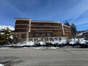 PPE ERMITAGE B (31) MAGNIFIQUE APPARTEMENT MEUBLE AU CENTRE DU VILLAGE AVEC UN GARAGE ET ASCENSEUR